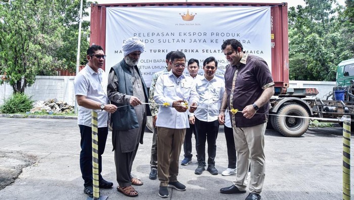 Utusan Khusus Presiden Bidang Ketahanan Pangan Muhamad Mardiono melepas ekspor produk turunan minyak sawit (CPO) di Cikarang, Kabupaten Bekasi. Ekspor dilakukan ke Turki, dll.