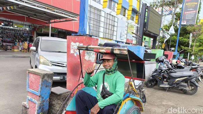 Mulyana dan becaknya saat mangkal di depan PGC
