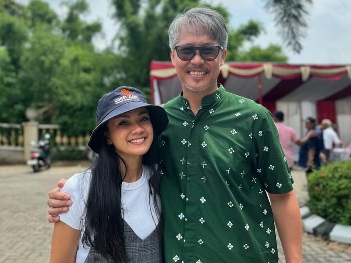 Ernest Cokelat menjadi Ketua RT di kompleksnya.
