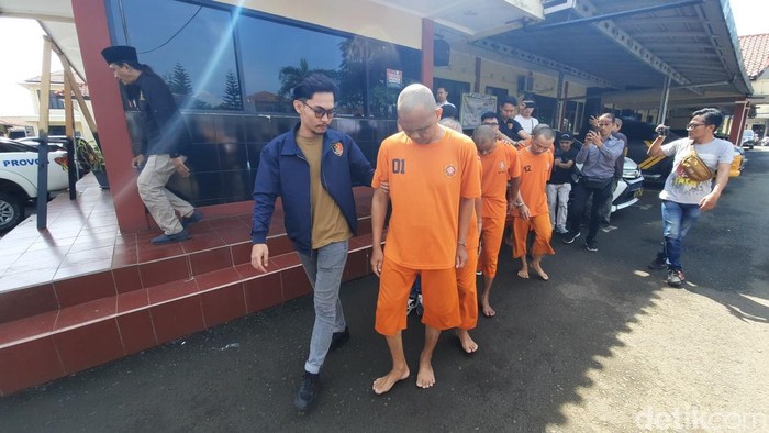 Oknum pimpinan ponpes (paling depan) pelaku cabul 3 santriawati di Tasikmalaya