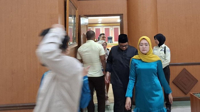 Pegawai saat keluar ruang medium DPRD Riau (Raja Adil Siregar/detikSumut)