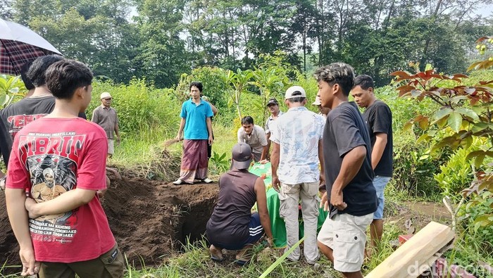 Pemakaman Anniyah, korban pembunuhan di hotel Jalan Tunjungan Surabaya