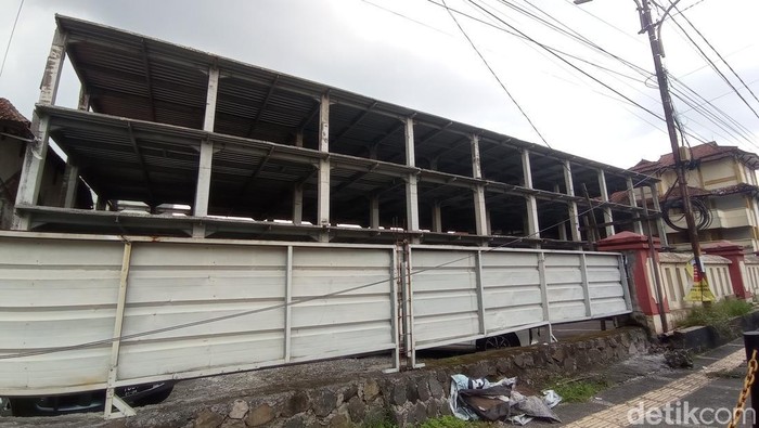 Pembangunan poliklinik RSUD dr Soekardjo yang mangkrak bertahun-tahun.