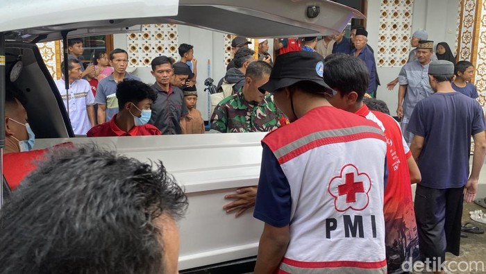 Proses pemberangkatan korban untuk dimakamkan usai
dilakukan autopsi di rumah sakit Margono Banyumas.