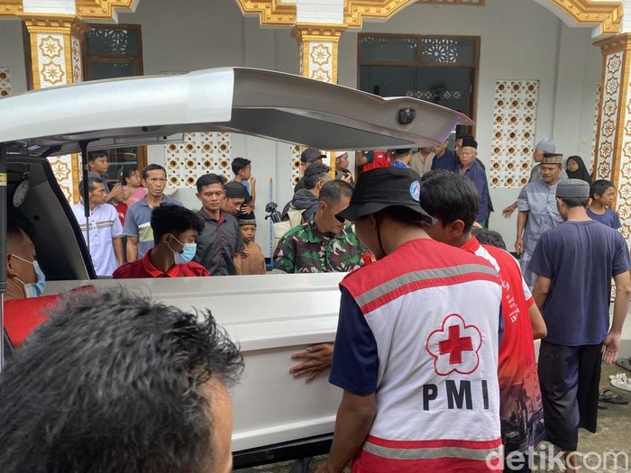 Proses pemberangkatan korban untuk dimakamkan usai
dilakukan autopsi di rumah sakit Margono Banyumas.