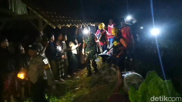 Evakuasi mayat bapak dan anak yang ditemukan bersimbah darah di Masaran, Banjarnegara, Kamis (16/1/2025).