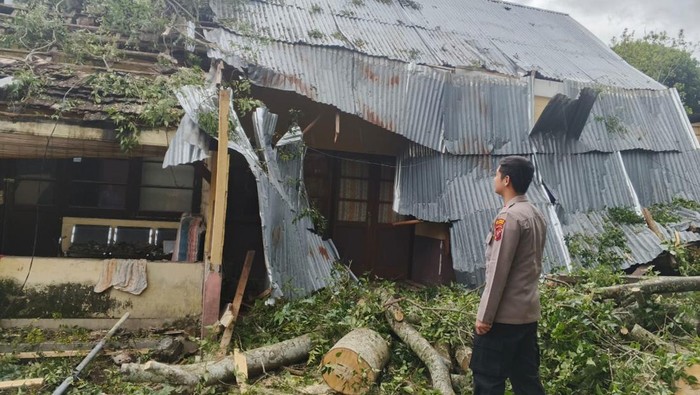 Penampakan pohon tumbang yang menimpa rumah dinas Polsek Parapat. (Dok. Polres Simalungun)
