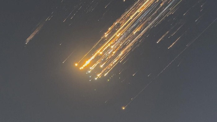 Orange balls of light fly across the sky as debris from a SpaceX rocket launched in Texas is spotted over Turks and Caicos Islands, January 16, 2025 in this screen grab obtained from social media video. Marcus Haworth@marcusahaworth/via REUTERS  THIS IMAGE HAS BEEN SUPPLIED BY A THIRD PARTY. MANDATORY CREDIT. NO RESALES. NO ARCHIVES.     TPX IMAGES OF THE DAY