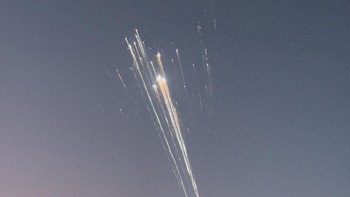 Roket SpaceX Starship milik Elon Musk dilaporkan meledak di luar angkasa saat uji coba. Peristiwa ini membuat pesawat ruang angkasa tersebut hancur dan apinya jatuh bak meteor.  