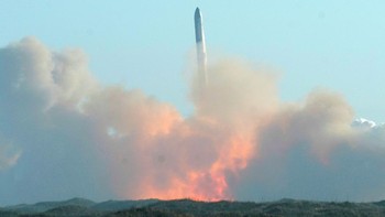 Insiden ini terjadi setelah beberapa menit roket diluncurkan pada Kamis (16/1/2025). Sebelumnya SpaceX lepas landas dari fasilitas Starbase di Texas Selatan. Penerbangan diperkirakan akan menghabiskan waktu satu jam untuk melintasi luar angkasa.  