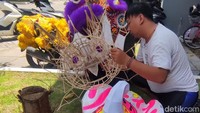 Pembuatan Kepala Naga melibatkan berbagai elemen, mulai dari kerangka kepala, dari rotan lengkap dengan bulu, hingga beberapa material seperti mata, jidat, hidung, dan bulu terpaksa harus diimpor dari luar negeri karena sulit ditemukan di Indonesia.