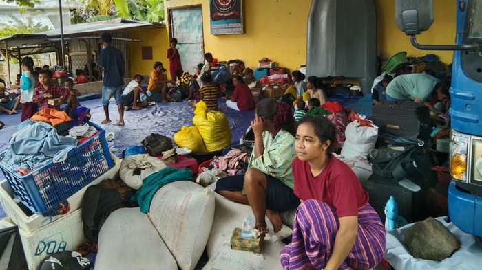 Warga Sumba Barat, NTT yang mengungsi di kantor Dinsos Kabupaten Bima, NTB, imbas pelecehan seksual di Pasar Tente, Kecamatan Woha, Jumat (17/1/2025).