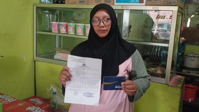 Rita menunjukkan laporan polisi setelah menjadi korban penipuan online undian berhadiah di media sosial Facebook