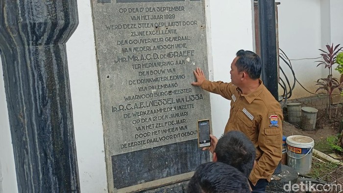 Penjabat Wali Kota Cheka Virgowansyah melihat prasasti peninggalan Belanda yang ditemukan