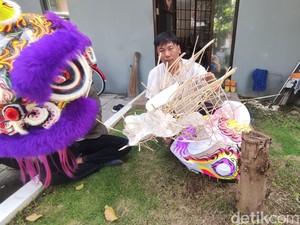 Suka Duka Perajin Barongsai di Sidoarjo Layani Pesanan Imlek