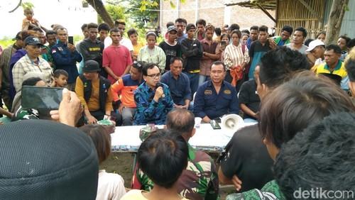 Pertemuan tokoh-tokoh Sumba dengan Kepala Dinas Sosial Kabupaten Bima, Tajuddin di lokasi pengungsian, Jumat (17/1/2025).