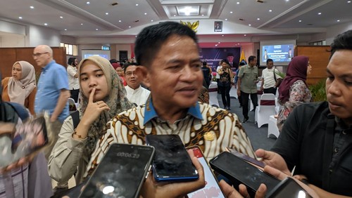 Pj Gubernur NTB, Hassanudin, saat ditemui di kantornya, Jumat (17/1/2025). (Ahmad Viqi/detikBali)