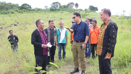 Pj Gubernur NTT, Andriko Noto Susanto, didampingi Pj Bupati Nagekeo, Doris A Rihi, meninjau Embung Deki, Jumat (17/1/2025). (Dok. Pemprov NTT)