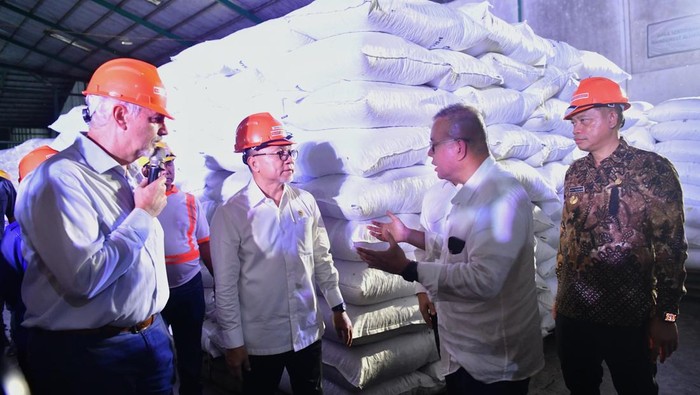 Pj Gubernur Sulsel Fadjry Djufry (paling kanan) saat mendampingi Menko Bidang Pangan Zulkifli Hasan saat meninjau gudang kakao.