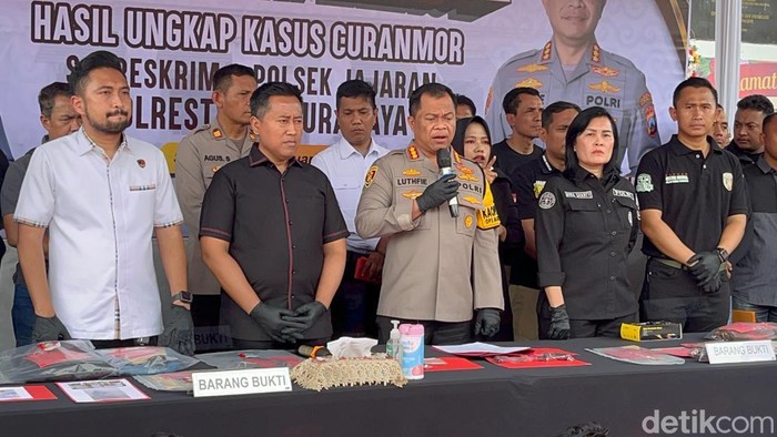 Polisi memberikan pinjam pakai motor korban usai menjadi korban curanmor di Rungkut Surabaya.