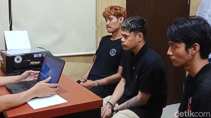 Polisi menangkap 3 pelaku penyerangan hingga membakar pos keamanan Ponpes Darul Istiqomah Maros.
