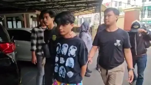 Polisi menangkap pria berinisial R alias T (19), muncikari alias germo praktik prostitusi online di sebuah hotel di Kebayoran Baru, Jaksel (ANTARA/HO-Istimewa)