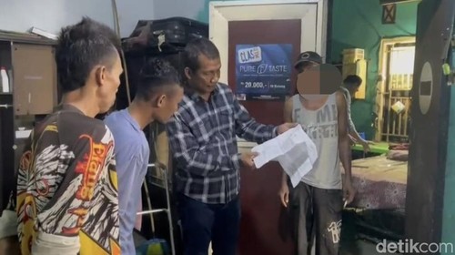 Polisi menggeledah rumah pelaku JI di Desa Matua, Kecamatan Woja, Dompu NTB, Kamis (16/1/2025).