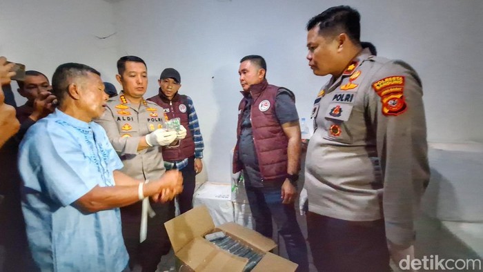 Polisi saat menggerebek rumah yang dijadikan gudang penyimpanan obat-obatan haram digerebek polisi, di Komplek Griya Bandung Asri, Desa Cipagalo, Kecamatan Bojongsoang, Jumat (17/1/2025) malam.