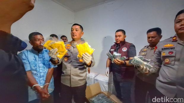 Polisi saat menggerebek rumah yang dijadikan gudang penyimpanan obat-obatan haram digerebek polisi, di Komplek Griya Bandung Asri, Desa Cipagalo, Kecamatan Bojongsoang, Jumat (17/1/2025) malam.