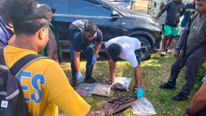 Polresta Sorong Kota menunjukan baju korban pembunuhan oknum TNI AL.