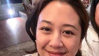 Sering liburan ke luar negeri, Sherina tampak asyik menyantap hidangan fusion yang diisi dengan berbagai sayuran. Foto: Instagram @sherinamunaf