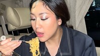 Meski punya pola makan sehat, tapi Sherina tetap bisa makan mie instan goreng yang disukainya. Foto: Instagram @sherinamunaf