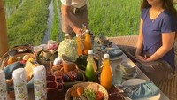 Sarapan di saung yang ada di tengah sawah dengan aneka makanan dari telur sampai jus buah, jadi momen tak terlupakan. Foto: Instagram @sherinamunaf