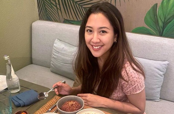 Potret Sherina Munaf Saat Sarapan di Sawah dan Makan Mie Instan Potret Sherina Munaf Saat Sarapan di Sawah dan Makan Mie Instan