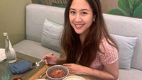 Terakhir ini momen Sherina menyantap nasi merah untuk menjaga pola makan agar tetap sehat. Foto: Instagram @sherinamunaf