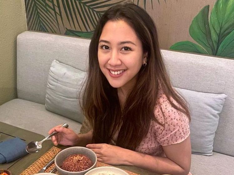 Potret Sherina Munaf Saat Sarapan di Sawah dan Makan Mie Instan