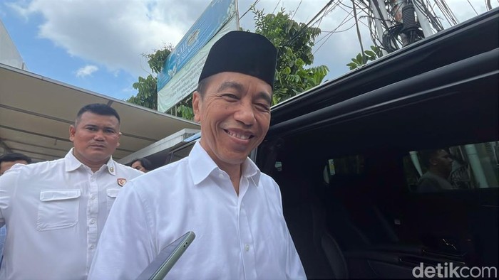 Presiden ke-7, Joko Widodo (Jokowi) ditemui di Masjid Siti Aisyah, Manahan, Jumat (17/1/2025).