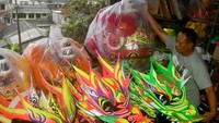 Produksi barongsai dan liong berbahan baku impor tersebut diselesaikan dalam waktu satu minggu dan dipasarkan ke sejumlah daerah di Indonesia hingga mancanegara dengan harga jual Rp 6,5 juta untuk satu set barongsai dan Rp 9 juta untuk satu set liong. 