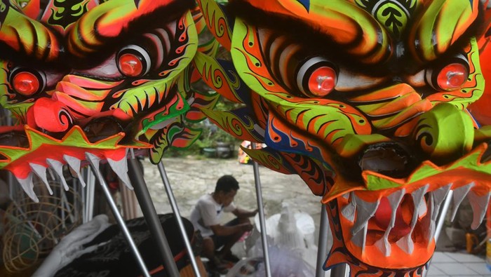 Produksi barongsai dan liong di Kota Bogor Pekerja menyelesaikan pembuatan barongsai di Kelurahan Babakan Pasar, Kota Bogor, Jawa Barat, Jumat (17/1/2025). Produksi barongsai dan liong berbahan baku impor tersebut diselesaikan dalam waktu satu minggu dan dipasarkan ke sejumlah daerah di Indonesia hingga mancanegara dengan harga jual Rp6,5 juta untuk satu set barongsai dan Rp9 juta untuk satu set liong. ANTARA FOTO/Arif Firmansyah/nym.