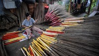 Menurut perajin dalam sehari mereka mampu membuat 500 sapu lidi dan dijual ke berbagai daerah seperti Jakarta, Karawang, Lampung, dan Bekasi dengan harga Rp 5.000 per buah.
