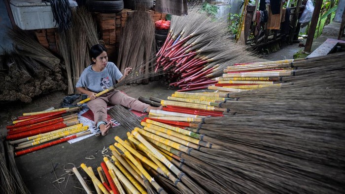 Perajin menyelesaikan pembuatan sapu lidi di Desa Sindangheula, Kabupaten Serang, Banten, Jumat (17/1/2025). Menurut perajin dalam sehari mereka mampu membuat 500 sapu lidi dan dijual ke berbagai daerah seperti Jakarta, Karawang, Lampung, dan Bekasi dengan harga Rp5.000 per buah. ANTARA FOTO/Putra M. Akbar/tom.