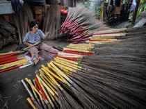 Punya Sapu Lidi? Begini Proses Pembuatannya