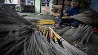 Perajin menyelesaikan pembuatan sapu lidi di Desa Sindangheula, Kabupaten Serang, Banten, Jumat (17/1/2025).  