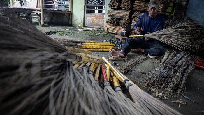 Perajin menyelesaikan pembuatan sapu lidi di Desa Sindangheula, Kabupaten Serang, Banten, Jumat (17/1/2025). Menurut perajin dalam sehari mereka mampu membuat 500 sapu lidi dan dijual ke berbagai daerah seperti Jakarta, Karawang, Lampung, dan Bekasi dengan harga Rp5.000 per buah. ANTARA FOTO/Putra M. Akbar/tom.