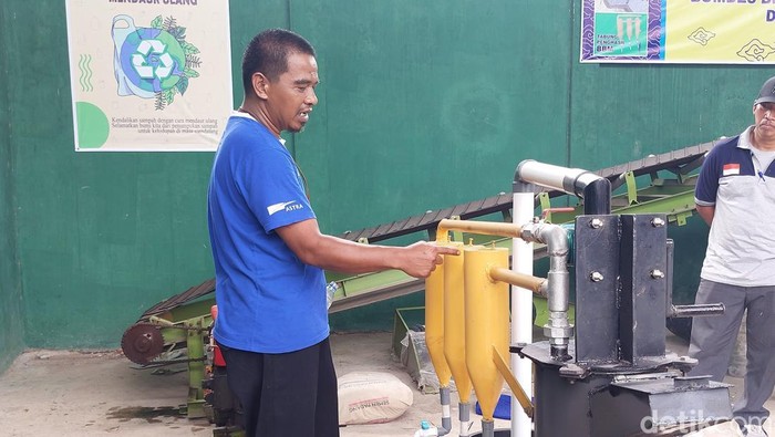 Proses pembuatan pavling block di Desa Dawuan