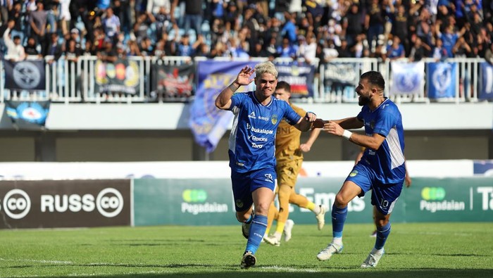 Selebrasi striker PSIM Jogja, Rafinha saat mencetak gol ke gawang Bhayangkara FC di Stadion Mandala Krida, Koga Jogja, Kamis (19/12/2024).