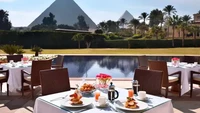 139 Pavilion di Kairo, Mesir menjadi salah satu yang ikonik dan kerap diincar turis. Pasalnya makan di sini bisa memandangan piramida yang gagah. Foto: Travel + Leisure