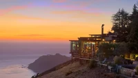 Sierra Mar membuat restoran berdiri di atas tebing besar di Big Sur, California. Untuk menikmati pemandangan Samudra Pasifik, pelanggan harus melakukan reservasi untuk datang. Foto: Travel + Leisure