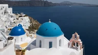 Warna kota Santorini yang ikonik di Yunani membuat banyak restoran dengan nuansa cantik di sana. Salah satunya Ambrosie yang memperlihatkan luasnya laut Mediterania dan pemandangan matahari terbenam yang luar biasa. Foto: Travel + Leisure