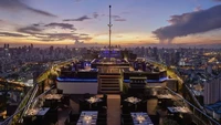Terletak pada lantai ke-61 di Banyan Tree Bangkok, Thailand restoran bernama Vertigo cocok untuk yang bernyali besar. Dari restoran ini hampir seluruh kota Bangkok terlihat jelas. Foto: Travel + Leisure